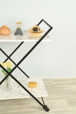 عربه تقديم شكل اكس  سطح خشب ابيض  شبيه بالرخام عرض