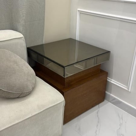 طاولة جانبية خشب سنديان بسطح زجاج مرايه