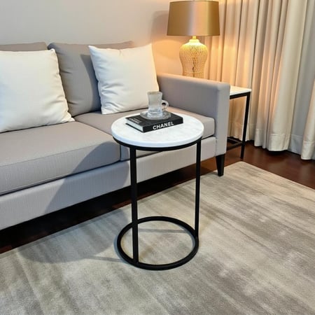 طاولة جانبية دائرية – تصميم رخامي بإطار معدني أسود أنيق