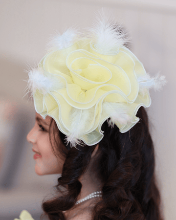 قبعة لون لموني مُزينة بريش السماوي