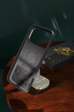 كفر كاربون فايبر اسود من اكس وولف لايفون 15 برو