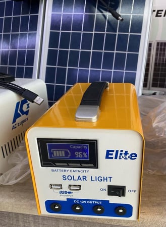 منظومة  7 امبير مع 3 لمبات اضائه وشحن للجوال