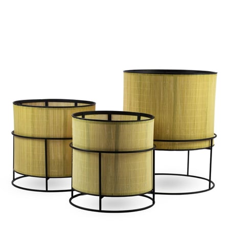 حوض سلال من الخوص الطبيعي مع قاعدة وأرجل حديد أسود – 4 أحجام (XL, L, M, S) – من حديقة السوسن