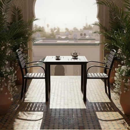 طقم جلوس خارجي – طاولة مع كرسيين من الحديد والخشب بتصميم متين و لون كافي