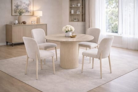 طاولة طعام رخام دائرية مع كراسي بيج بتصميم عصري راقي