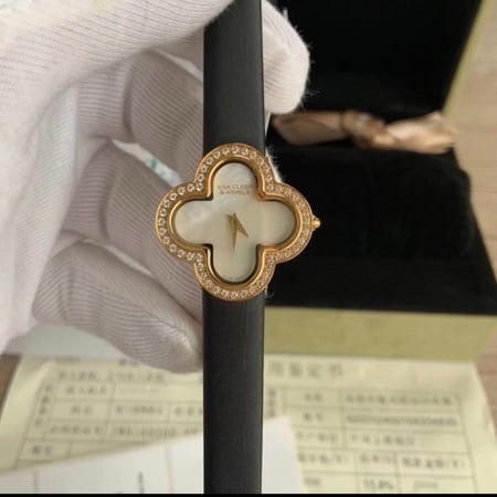 ساعة فينتاج الأمبرا