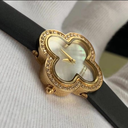 ساعة فينتاج الأمبرا