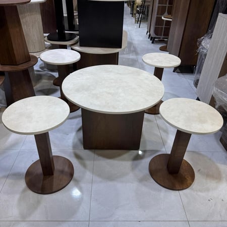 طاولة دائري بني