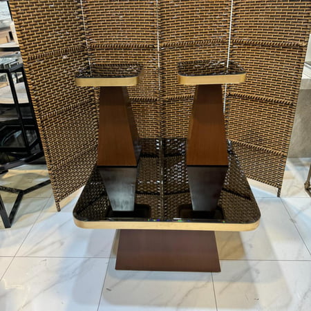طاولة مربع تعتيق بني