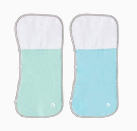 مانشكين ثيرا بيربي عبوة من قطعتين من قماش التجشؤ مع جيوب مدمجة، للاستخدام مع مجموعة إنقاذ المغص والحمى، 1 أزرق، 1 أخضر