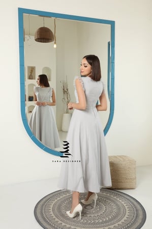 فستان باللون الفضي مزين بالشك