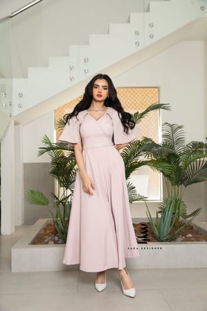 فستان وردي بتطريز