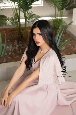 فستان وردي بتطريز