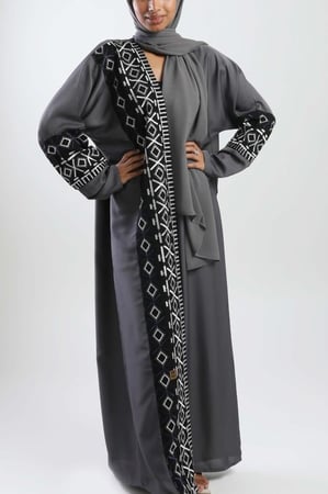 عباية باللون الرصاصي ( رمادي داكن ) بكلفة سوداء مطرزة باللونين الأزرق والأبيض) 5033