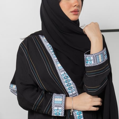 عباية سوداء سادة بتطريز السدو لون اخضر فاتح 1053