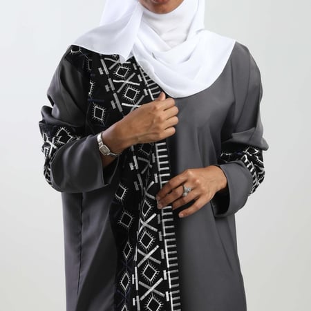 عباية باللون الرصاصي ( رمادي داكن ) بكلفة سوداء مطرزة باللونين الأزرق والأبيض) 5033