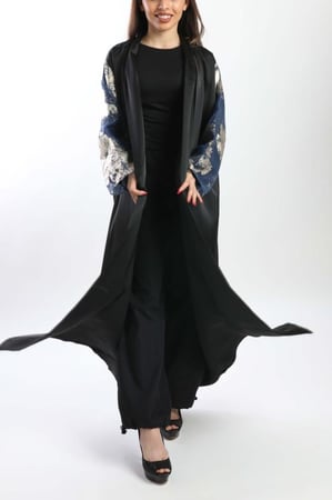 عباية سوداء باكمام اورقانزة مطبوعة 5056