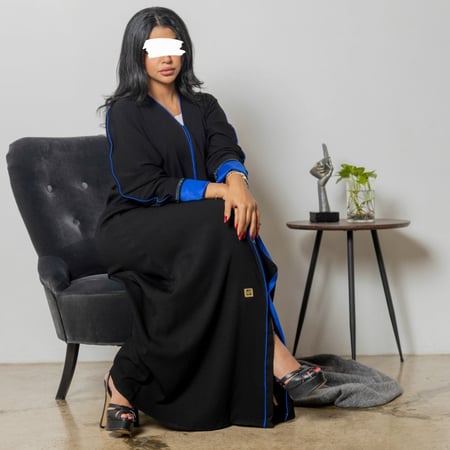 عبايه سوداء بكم ملون وتطريز خفيف 5015