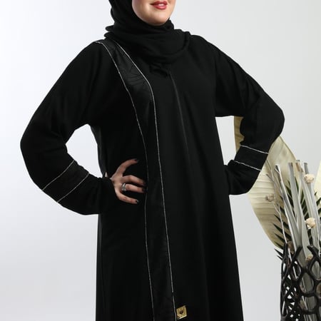 عباية سوداء بتداخل قماش وفصوص فضية طولية وعلى الكم 5083