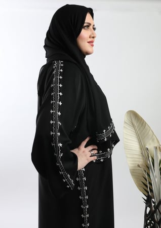 عباية سوداء بكلفة مطرزة باللون الابيض5050