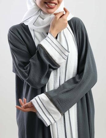 عباية ملونة باللون الرصاصي الداكن والأبيض 5046