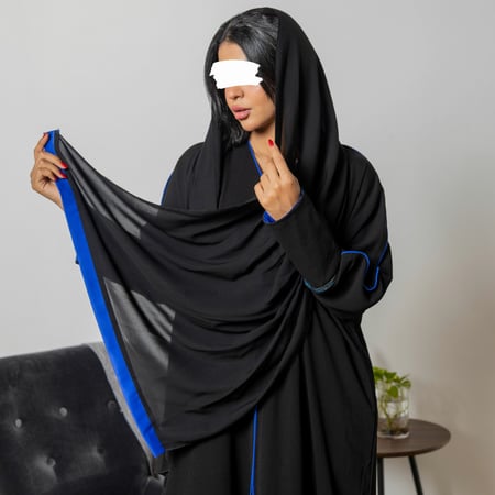 عبايه سوداء بكم ملون وتطريز خفيف 5015