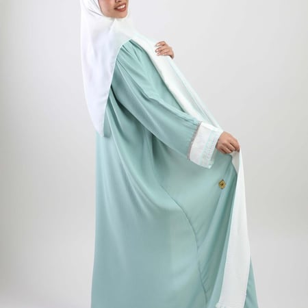 عباية ملونة للسفر باللون تيفاني مميز مع تداخل متناسق للون الابيض5047