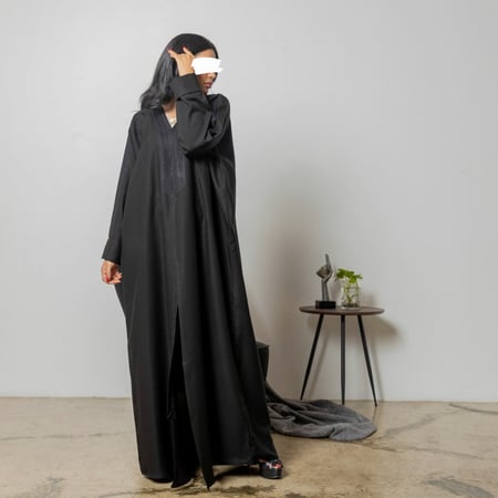عباية سوداء سادة بتطريز اسود وقفله طقطق 5013