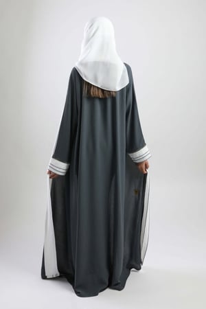 عباية ملونة باللون الرصاصي الداكن والأبيض 5046