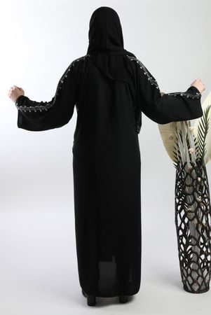 عباية سوداء بكلفة مطرزة باللون الابيض5050