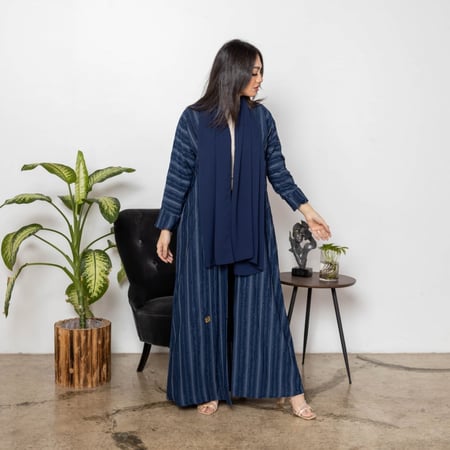 عباية ملونه اللون كحلي مقلمة بخيوط حريرية الملمس رقم الموديل 5004