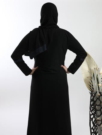 عباية سوداء بقماش مشبوك باللون الأزرق 5081