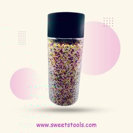 عبوة شفافة تحتوي على حبيبات سكر صغيرة ملونة لتزيين الحلويات