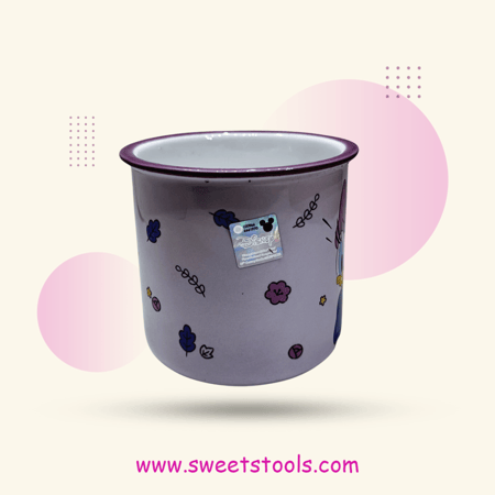 كوب بنفسجي بطباعة ديزي داك من الأمام ومقبض غامق