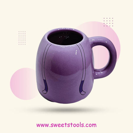 الكوب من زاوية خلفية مع الأذن البارزة وتصميم منحني