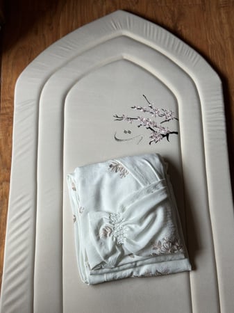 طقم شيري  - اوف وايت