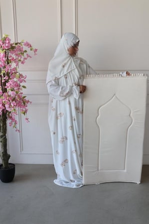 طقم شيري  - اوف وايت