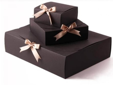 علب هدايا بشريطه