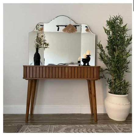 تسريحة خشبية كلاسيك مع مراية عصرية