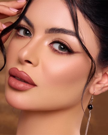 عدسات لاصقة ملونة باللون الرمادي و اخضر من ماركة فريش آيز