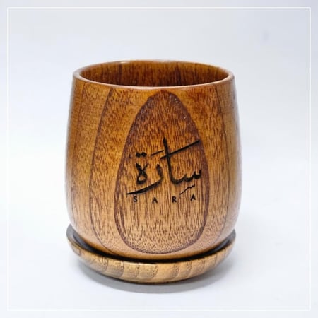 كوب خشبي مع صحن بالاسم