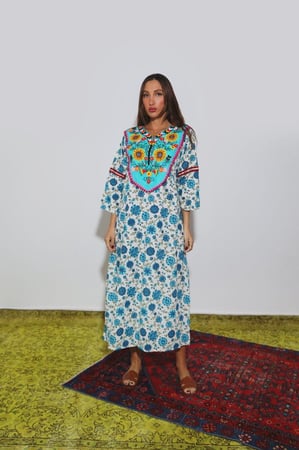 ليلى كفتان أزرق/أبيض