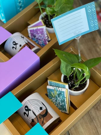 هدية كاملة   "مناسب للإهداء لجميع المناسبات"  مع الكيس واكواب الحروف و الشوكلاته و شجرة البوتس الطبيعيه