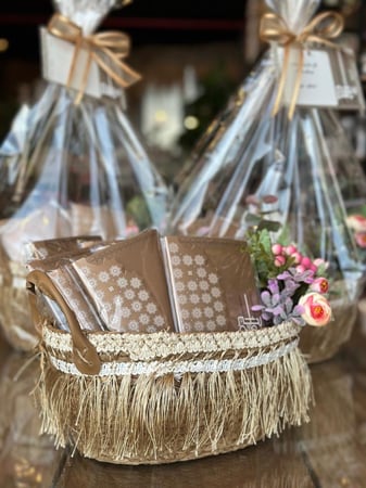 عيديات سلة   و10توزيعات شوكلاته  اللون الذهبي