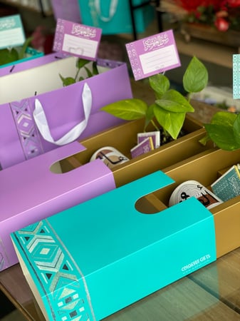 "شكر  للمعلمة والمعلم  " بوكس مع الكيس واكواب الحروف و الشوكلاته و شجرة البوتس الطبيعيه