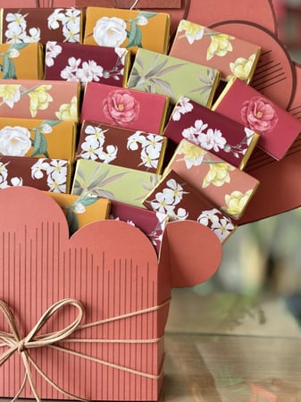 ستاند الشوكلاتة" لجميع المناسبات " 30  شوكلاته  مع بطاقة بالاسم