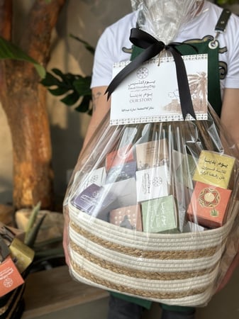 سلة كبيرة -24 بوكس توزيعات يوم  التأسيس تمر وبلونة وبرشور تلوين