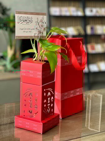 العلب المضيئة " شكر للمعلم او المعلمة "   مع نبتة البوتس الطبيعية والشوكلاته وبطاقة إهداء  تطبع بالاسم