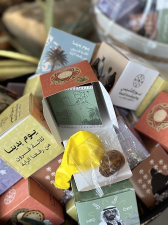 سلة كبيرة -24 بوكس توزيعات يوم  التأسيس تمر وبلونة وبرشور تلوين