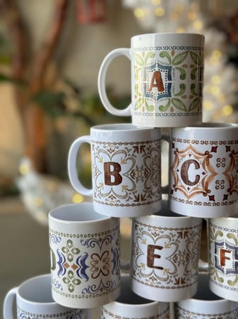 "تخرج " اكواب حروف انجليزي بالتغليف  بالورد و الشوكلاته والبطاقة